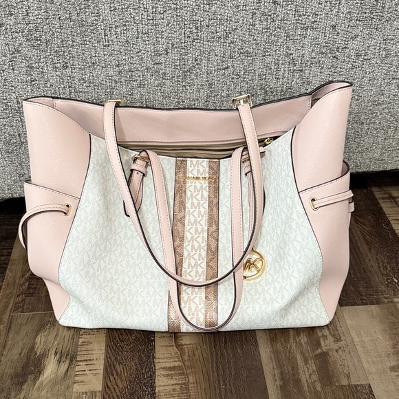 Michael Kors Handbags - Michael Kors Blush and Cream Tote